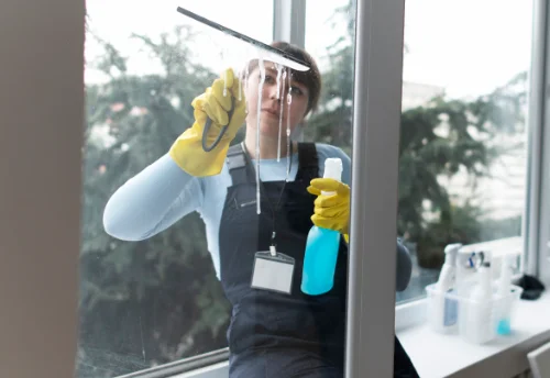 Nettoyage de vitres intérieures et extérieures à Conty